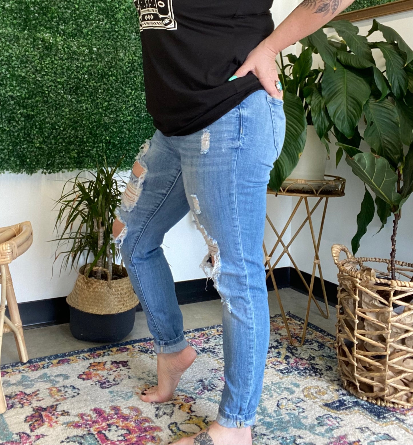 The Perfect high waist distressed denim 8530