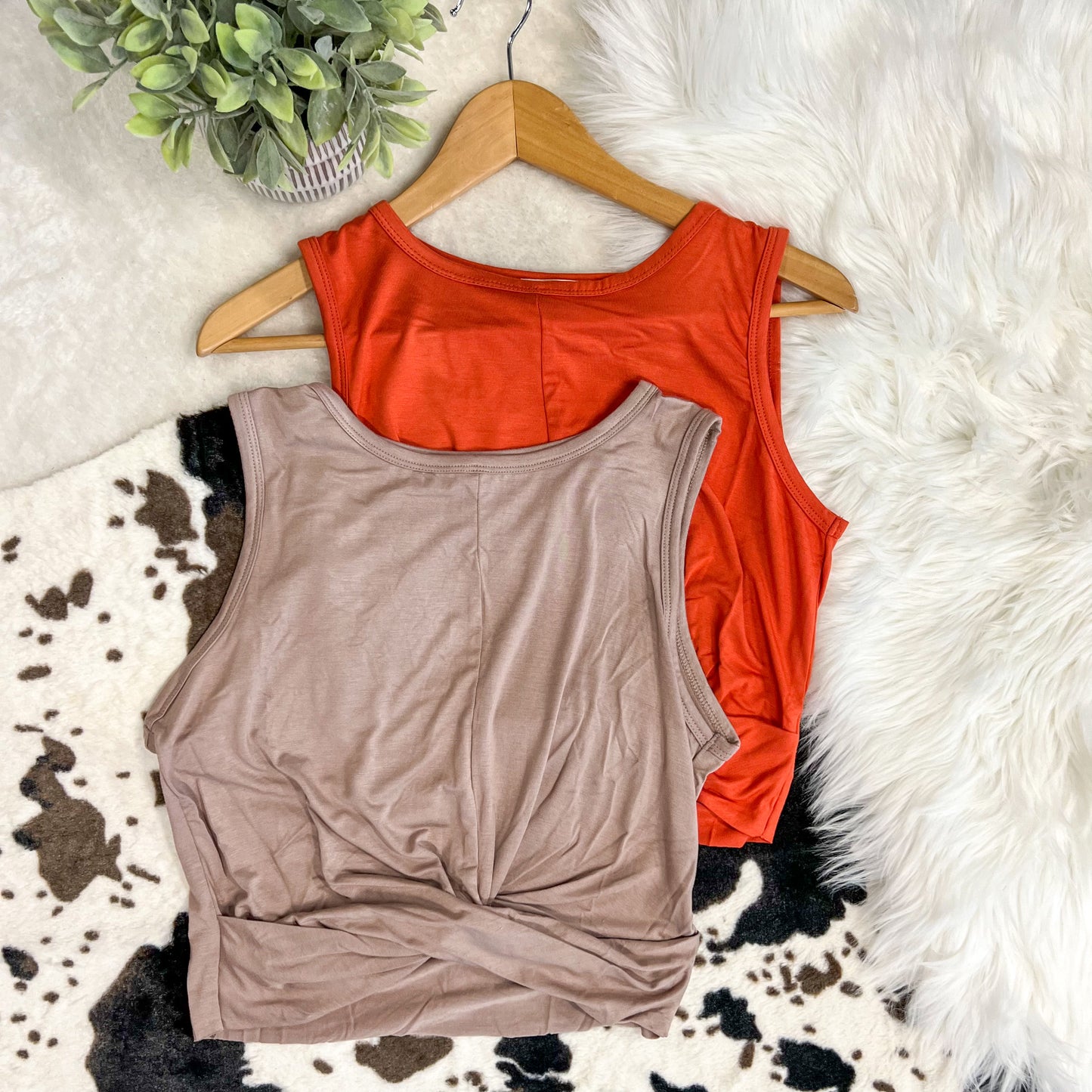 Sleeveless front twist crop