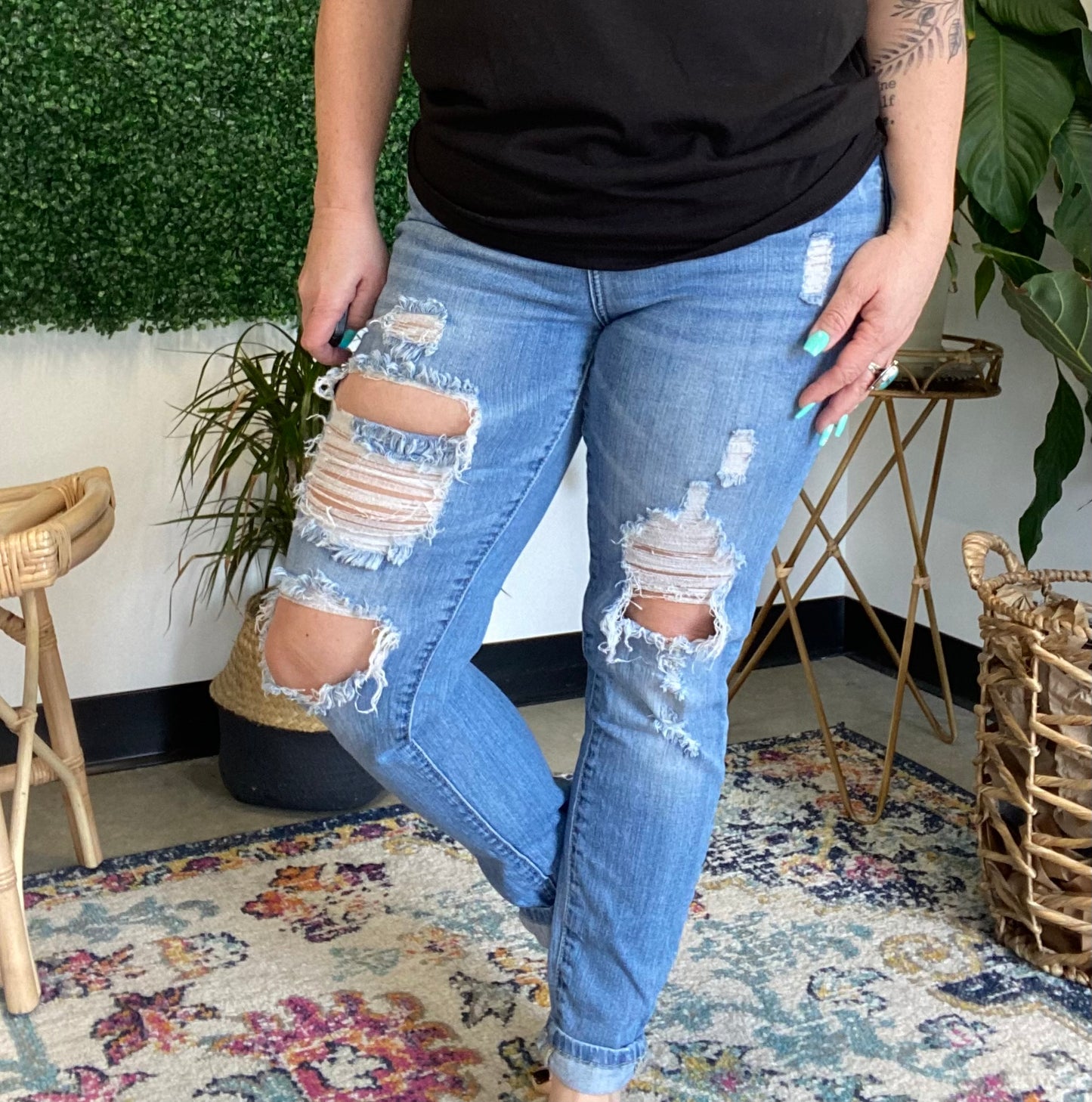 The Perfect high waist distressed denim 8530